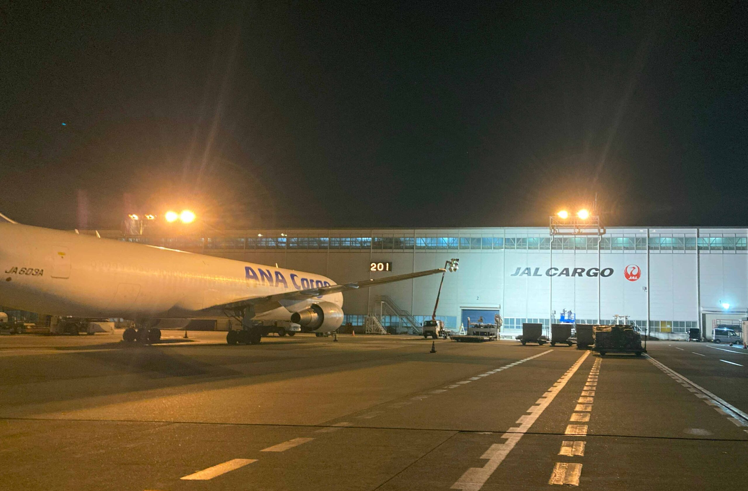 成田空港 貨物<br>JALカーゴ壁面サインのイメージ画像